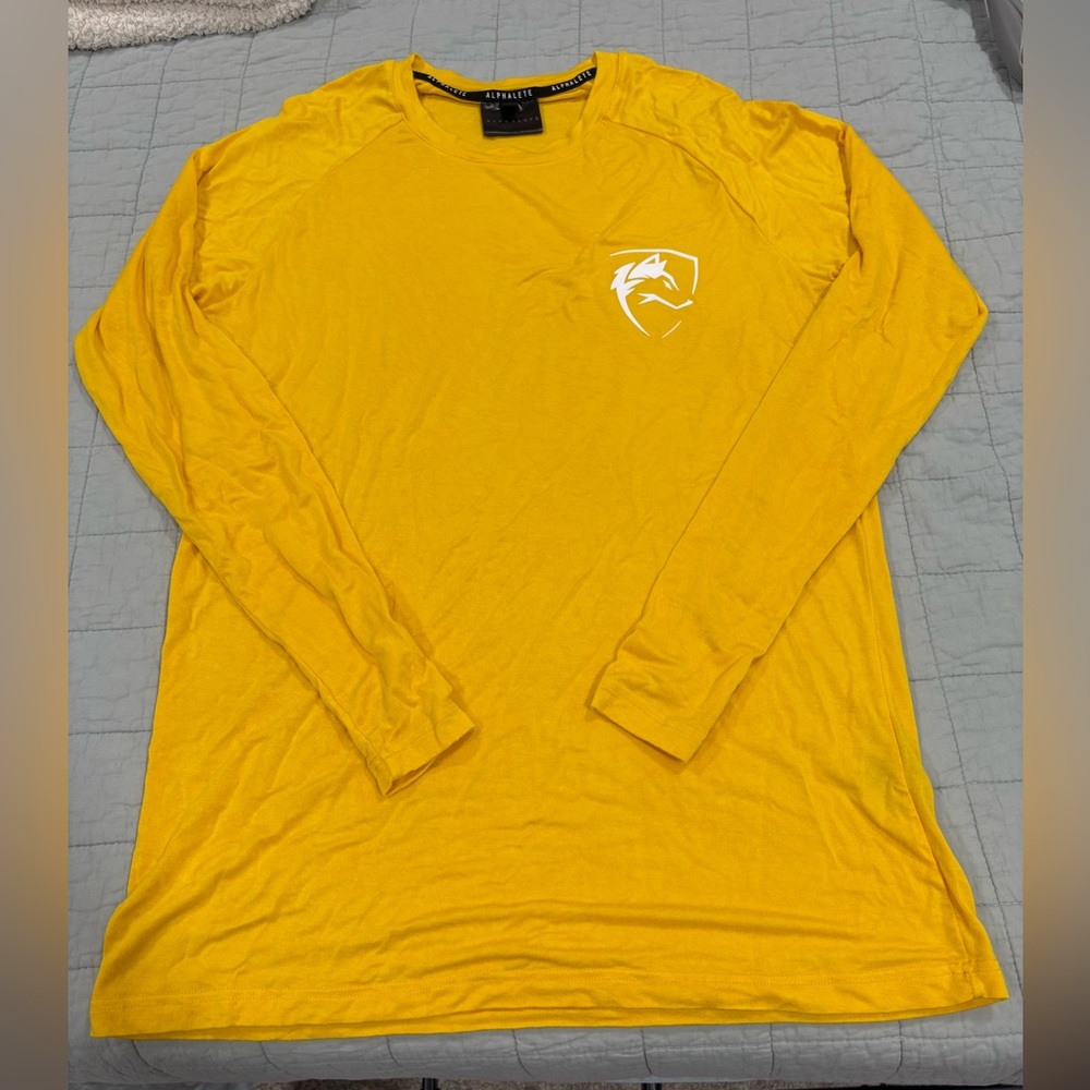 Alphalete Men’s Aspire Long Sleeve Top Yellow Size Medium Soft Stretch Wolf Logo - Picture 1 of 4